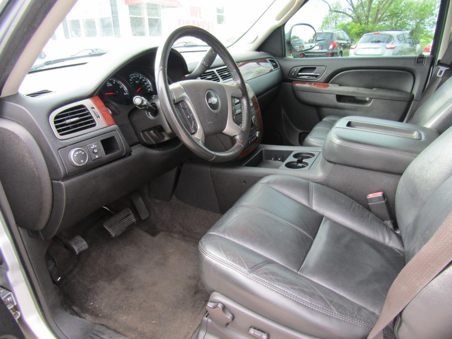 2013 Silver /Gray Chevrolet Tahoe (1GNSCBE04DR) with an V8 engine, Automatic transmission, located at 15016 S Hwy 231, Midland City, AL, 36350, (334) 983-3001, 31.306210, -85.495277 - Photo#3